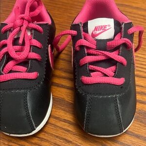 Nike Kids Sneakers in Black and Pink